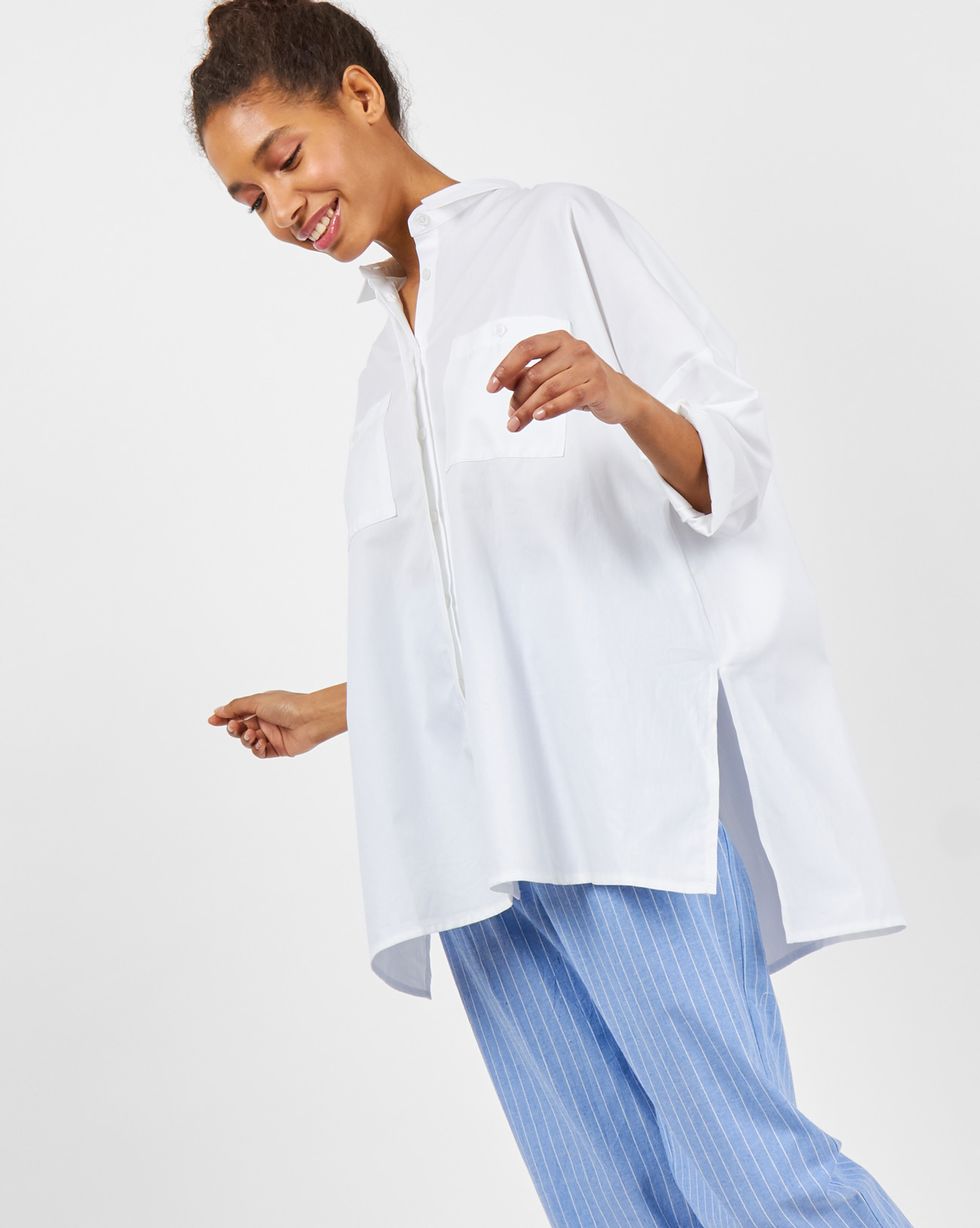 Рубашка с карманами One size Рубашка с карманами One sizeРубашки<br><br><br>Артикул: 8282005<br>Размер: One size<br>Цвет: Белый<br>Новинка: НЕТ<br>Наименование en: Oversized shirt with pockets