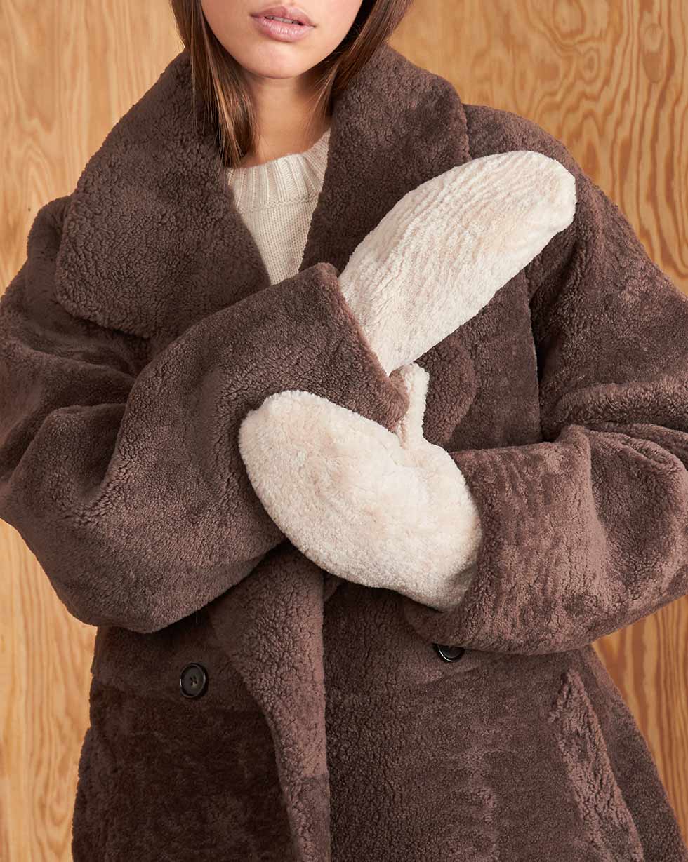 

Меховые варежки, Молочный