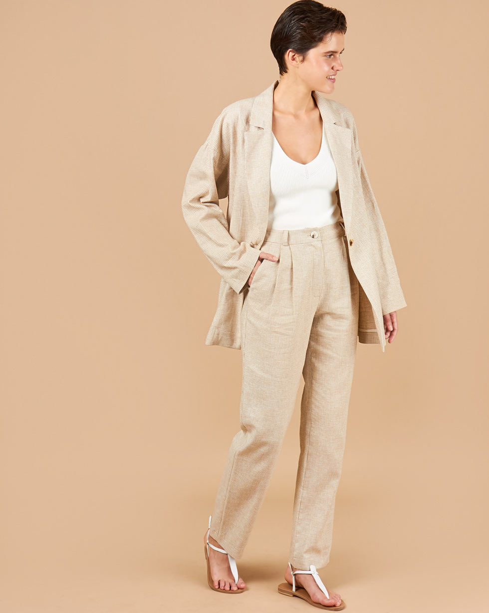 синий пиджак и бежевые брюки. светлый пиджак мужской. синий пиджак бежевые брюки мужские. бежевый пиджак с черными брюками. пиджак с джинсами женский.