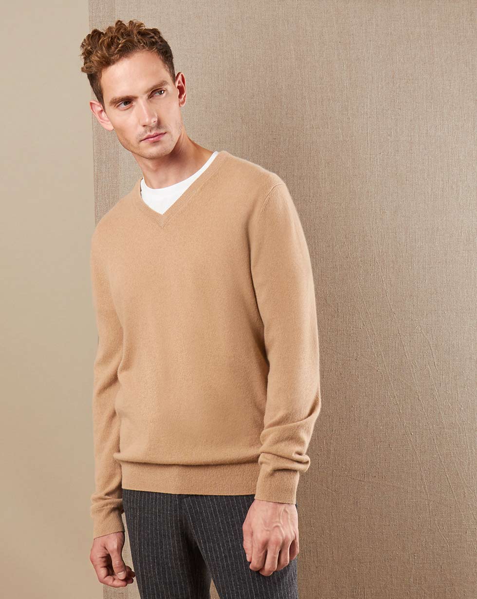 12STOREEZ Джемпер с V-образным вырезом из 100% superior mongolian cashmere(Кэмел) cruciani джемпер с v образным вырезом
